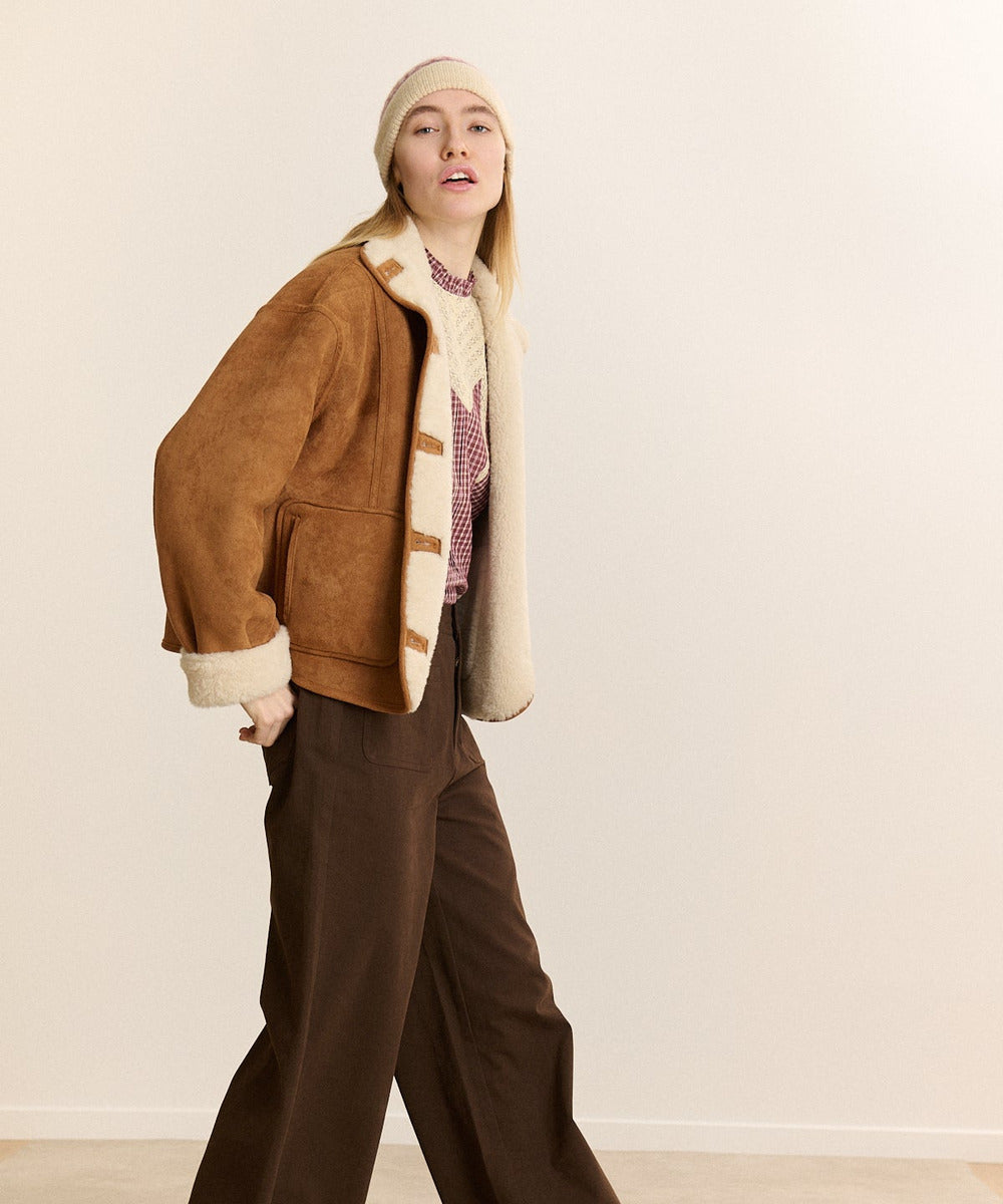 Manteau court Dulce Camel porté ouvert en pied