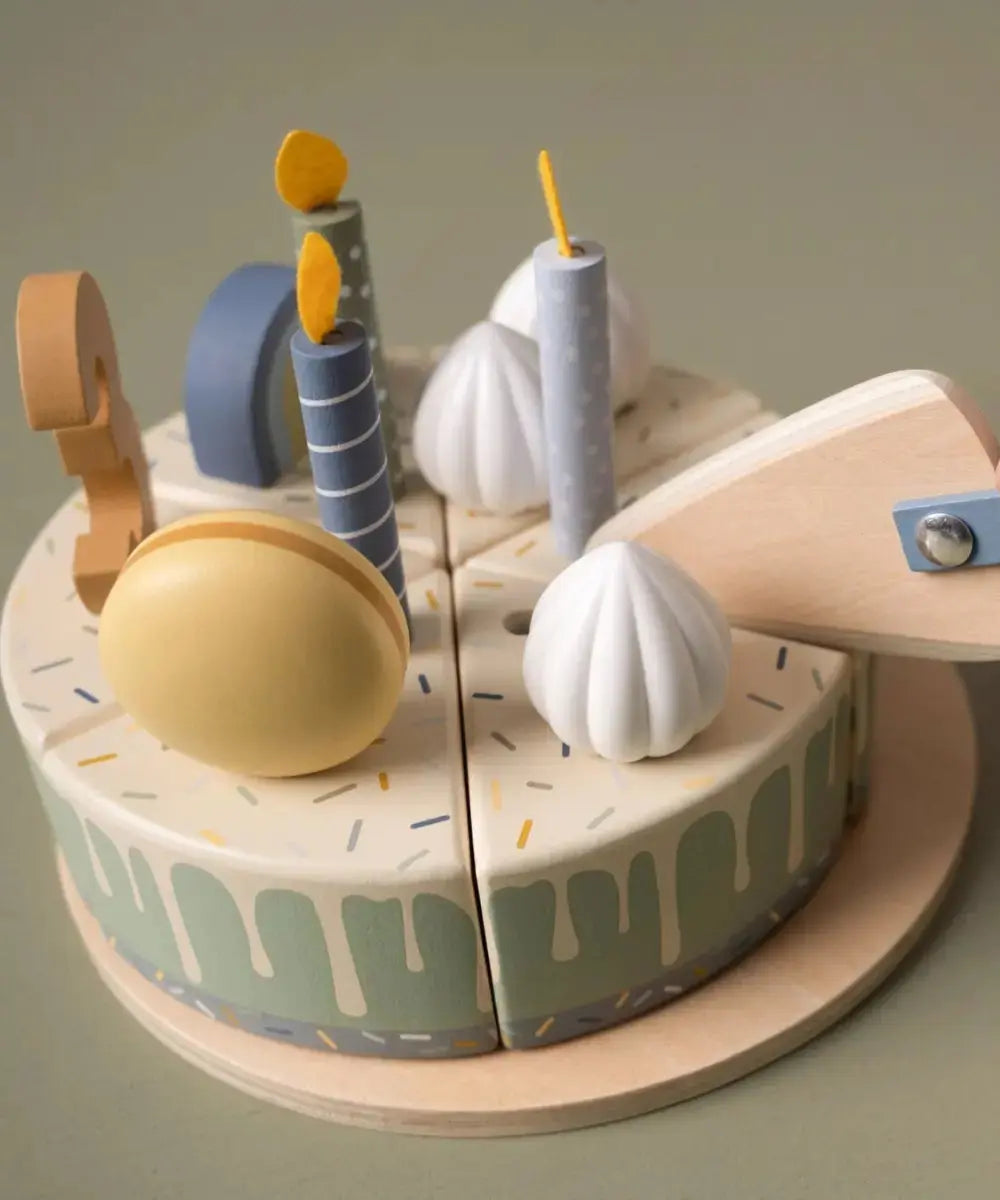 Gâteau d'anniversaire en bois bleu de la marque Little Dutch posé sur une table