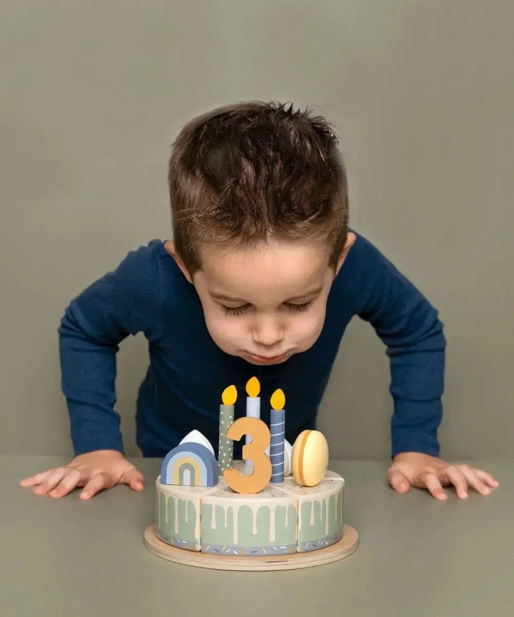 Petit garçon de 3 ans jouant avec le Gâteau d'anniversaire en bois bleu de la marque Little Dutch 