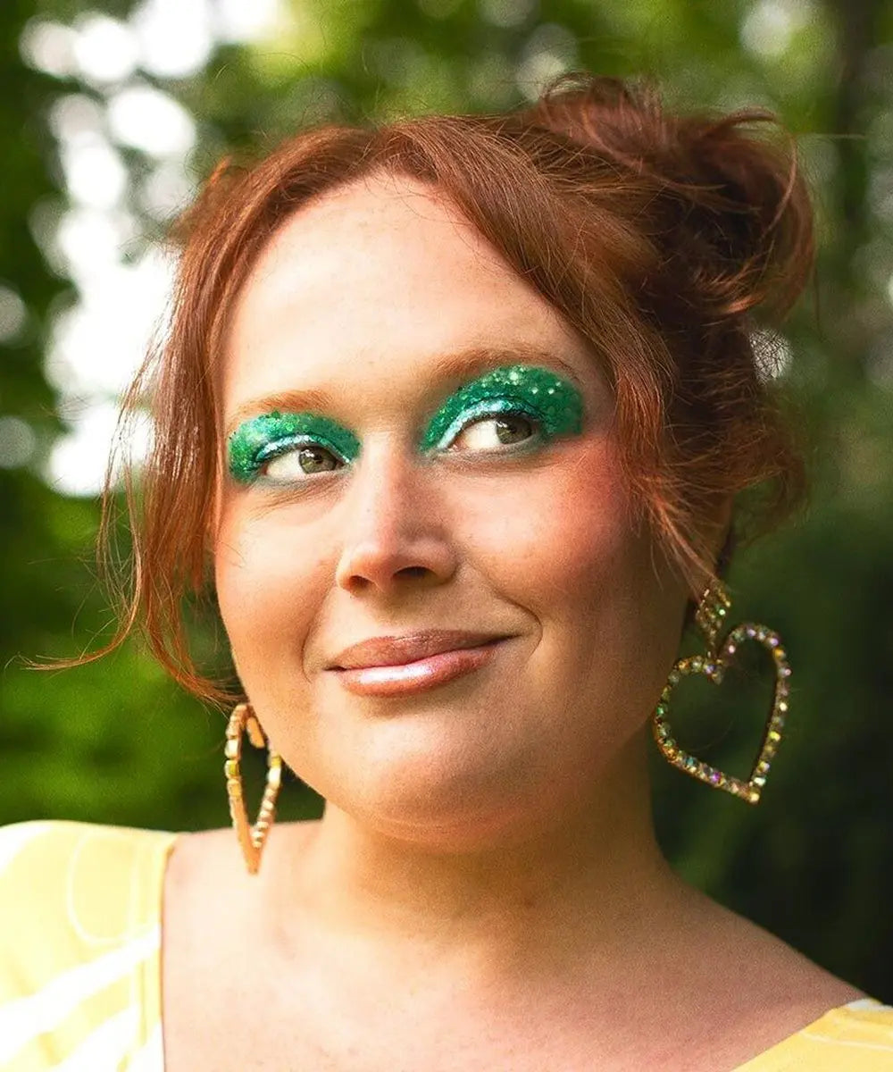 Femme maquillée avec du Gel Pailleté Polysirène de Si Si La Paillette