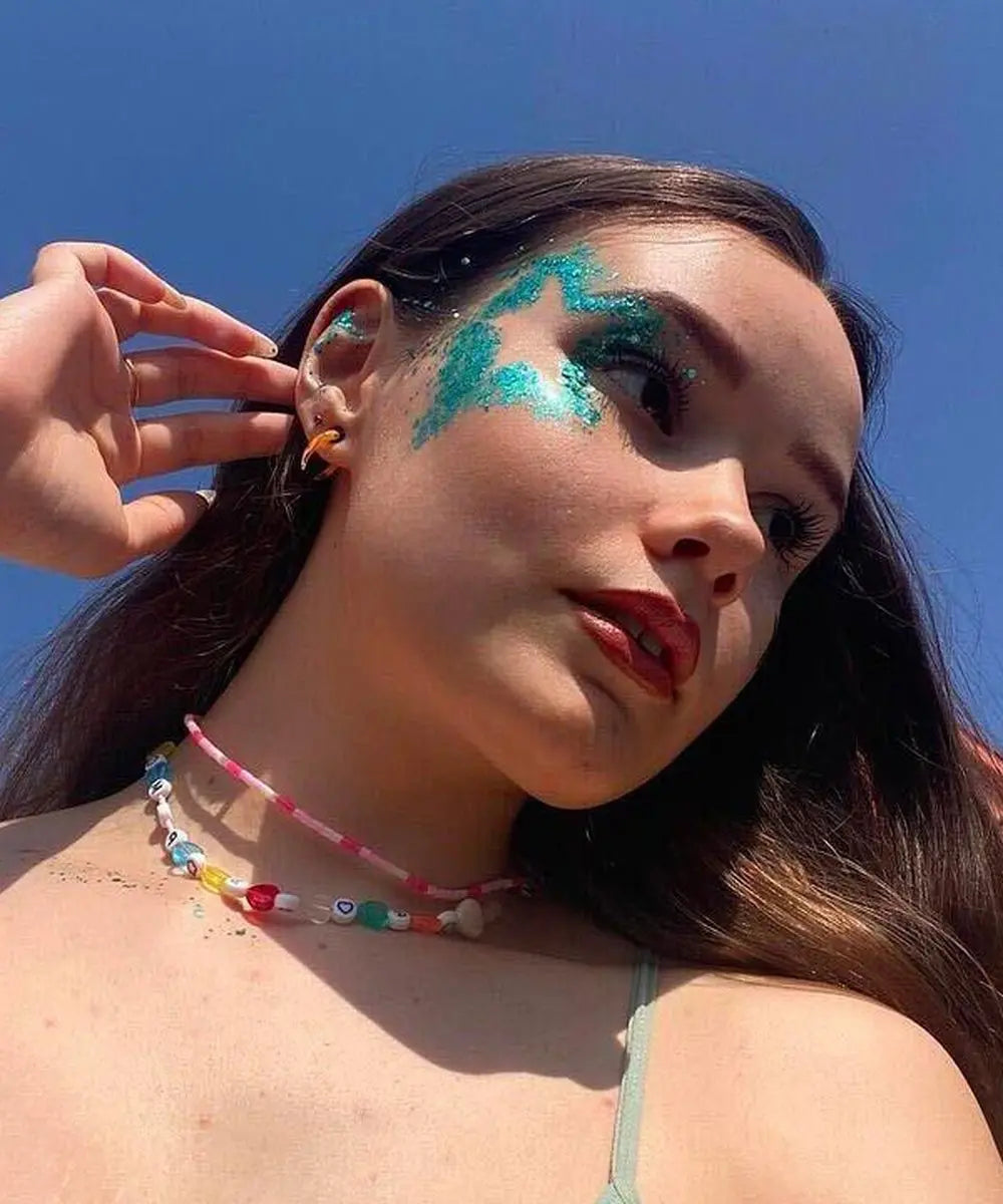 Femme maquillé avec du Gel Pailleté Polysirène de Si Si La Paillette