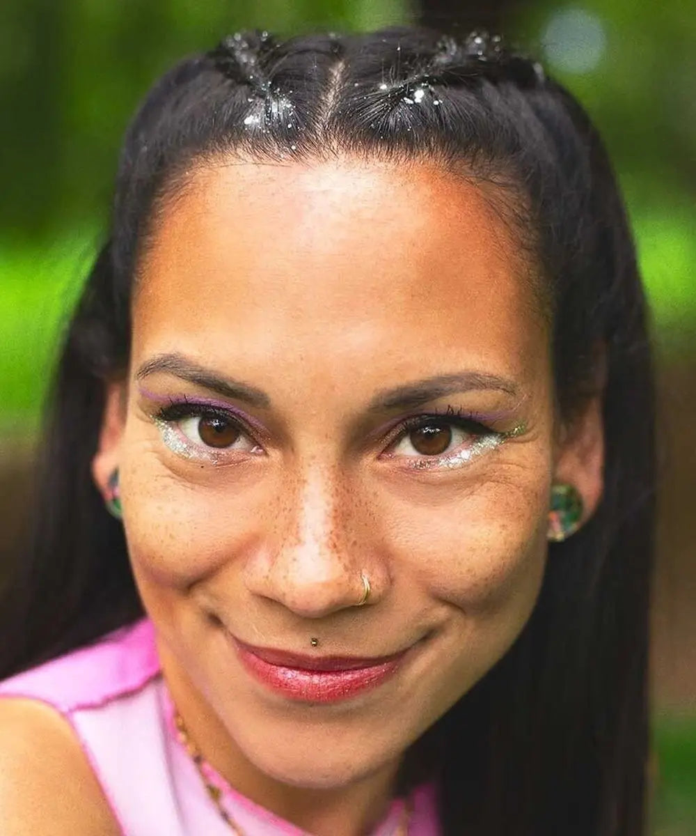 Femme maquillée avec du Gel Pailleté Y'Holo de Si Si La Paillette