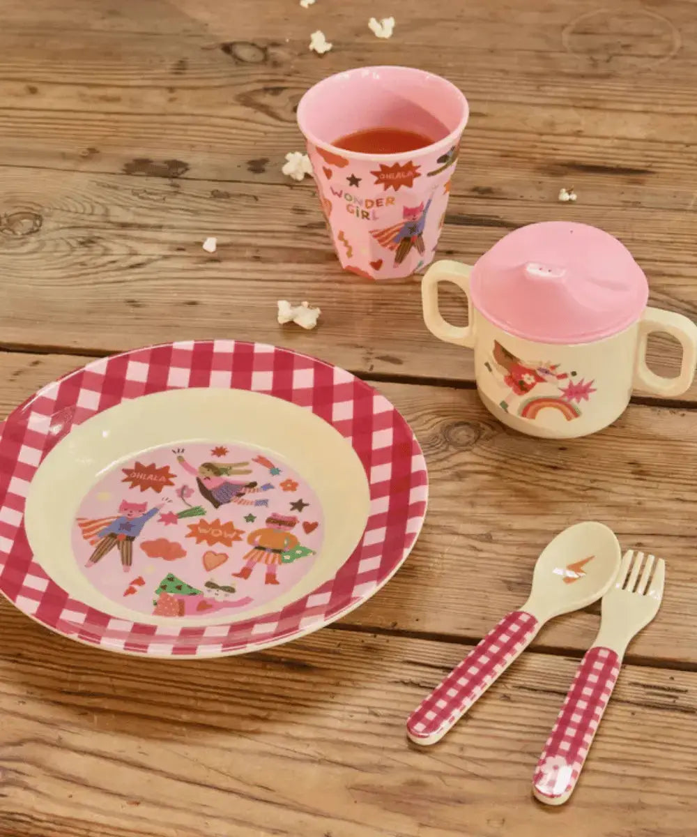 Gobelet pour bébé en mélamine Pink Hero de la marque Rice posé sur une table