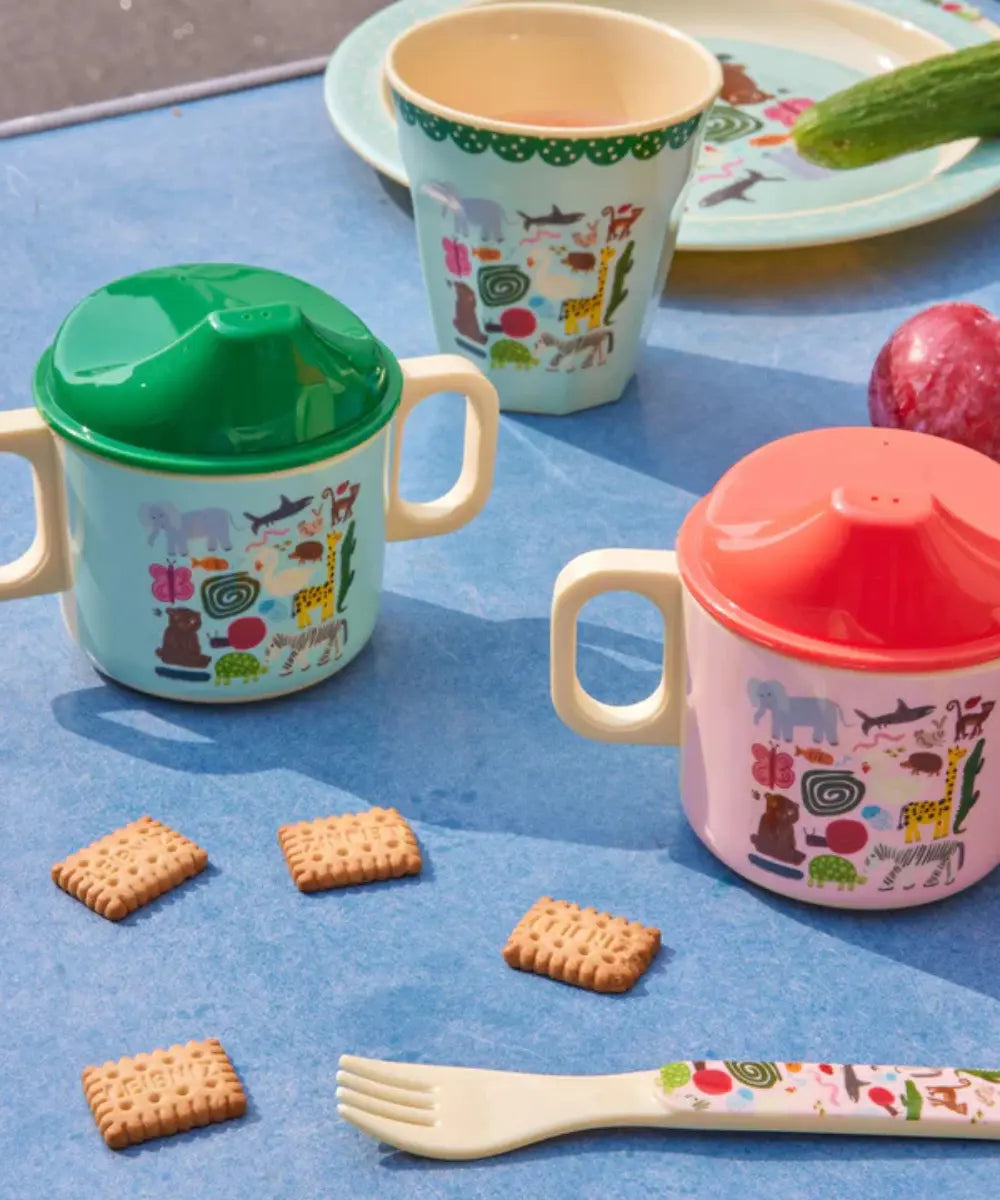 Gobelet en mélamine pour enfant Wildlife Rose de la marque Rice sur une table colorée