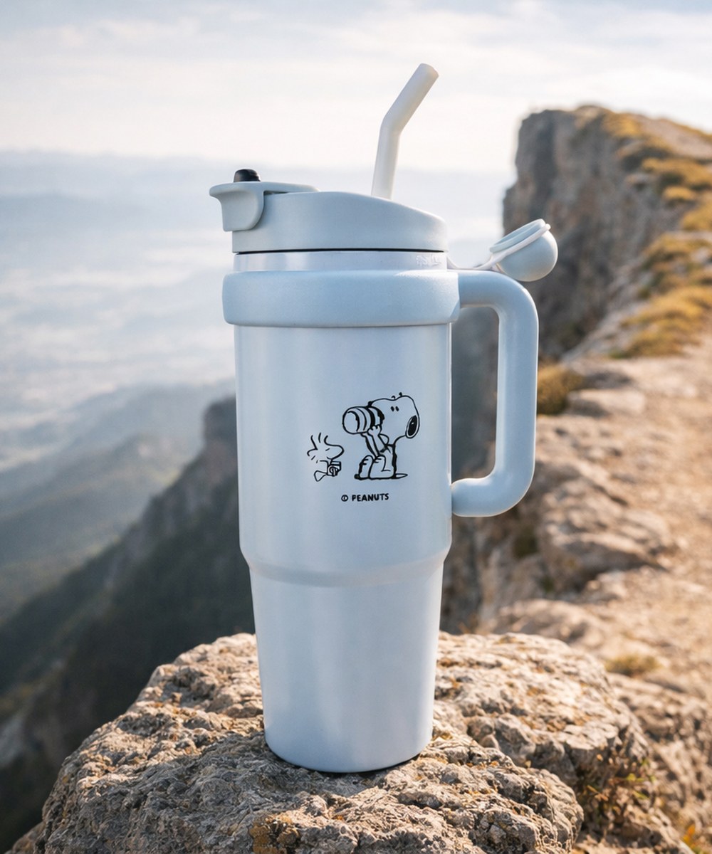 Tasse isotherme Snoopy Peanuts 887ml en acier inox avec paille et poignée. Conserve au frais, format nomade idéal sous licence officielle !