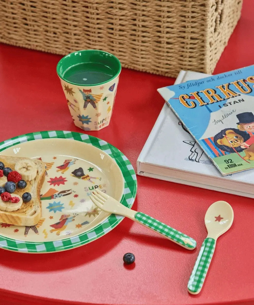 Gobelet médium en mélamine Héros Vert de Rice pendant le repas d'un enfant