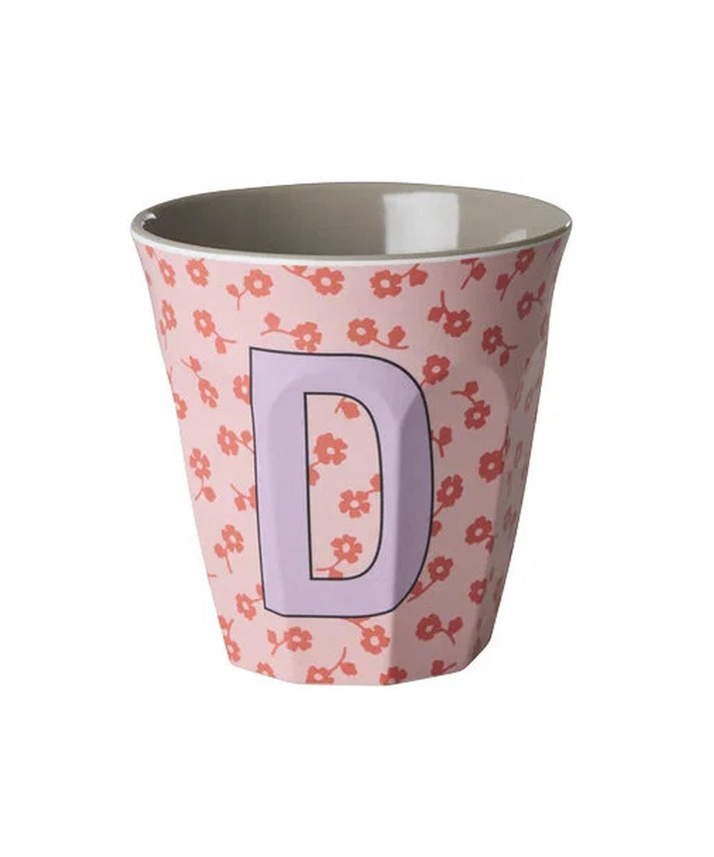 Gobelet médium en mélamine Lettre D Fleurs de la marque Rice, sur fond blanc