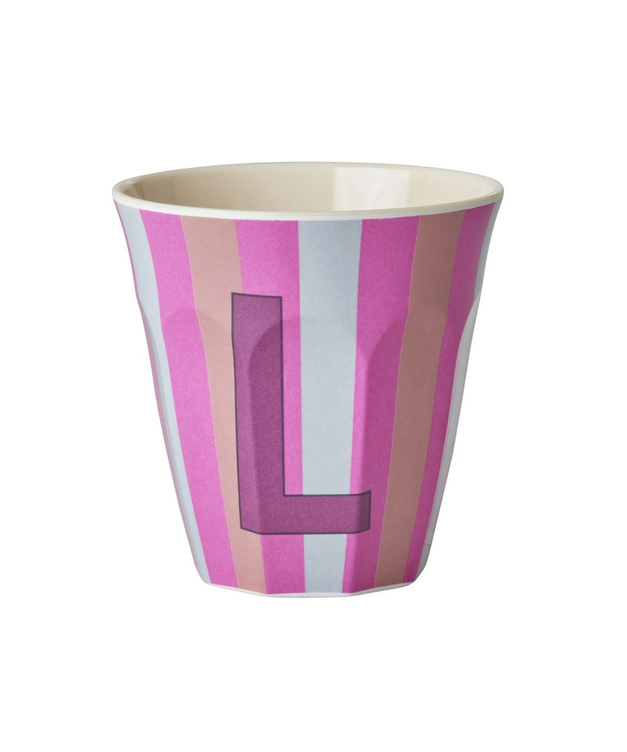 Gobelet médium en mélamine Lettre L Rayures de la marque Rice, sur fond blanc