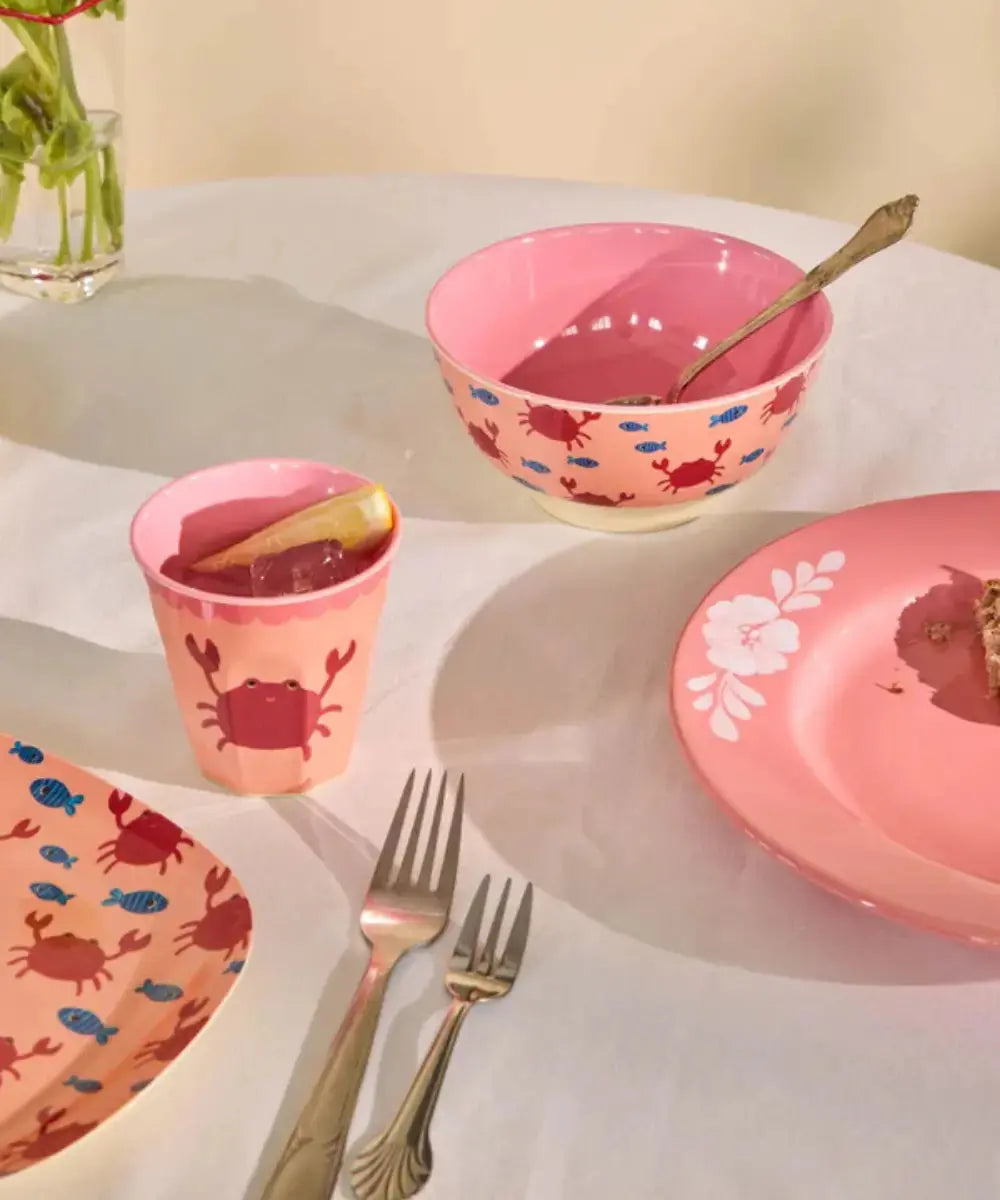 Photo d'une table dressée avec la vaisselle en mélamine Rice motif Crabe
