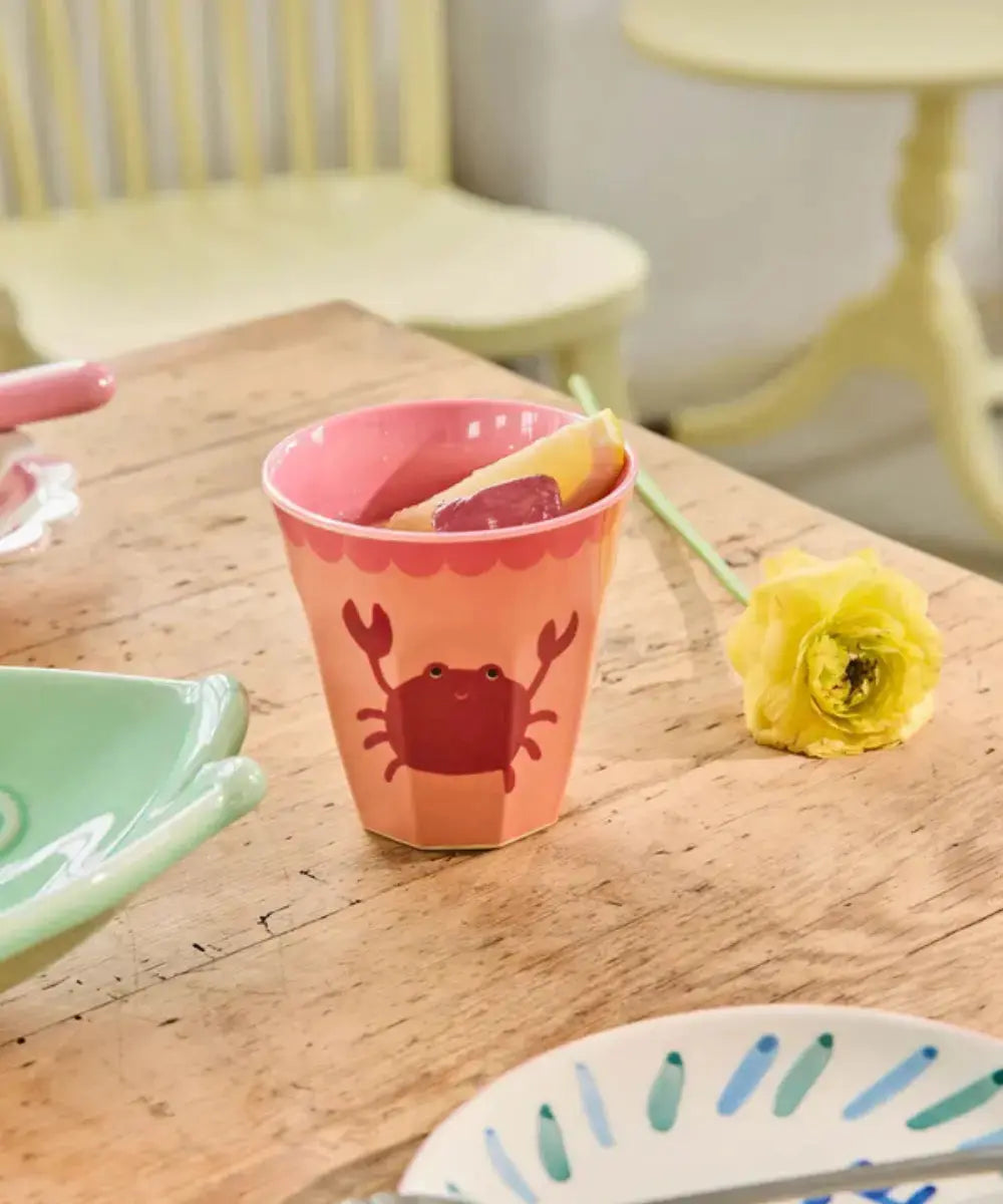 Gobelet medium en mélamine Crabe de Rice posé sur une table