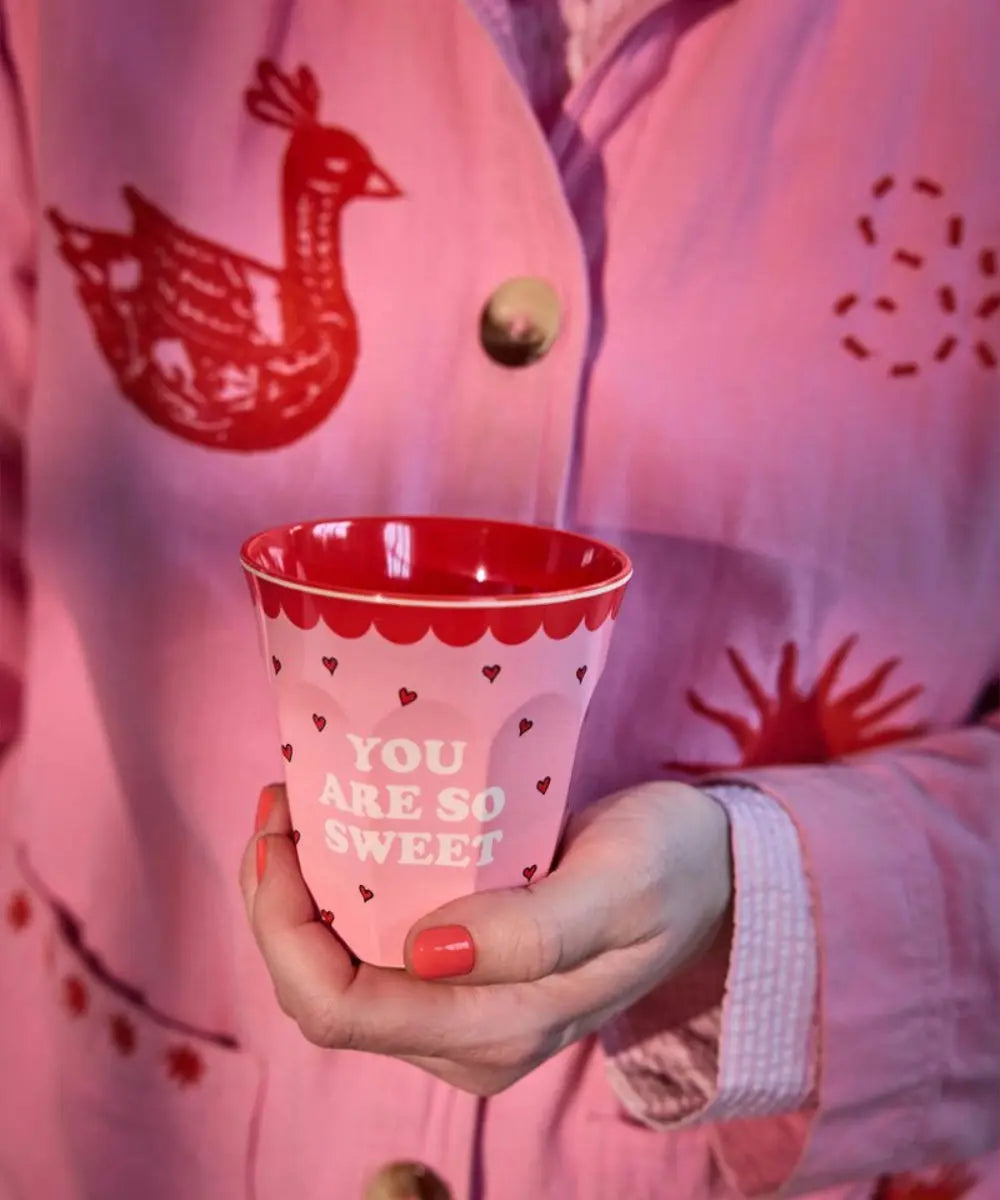 Gobelet en mélamine Snoopy rose tenu à la main par une femme