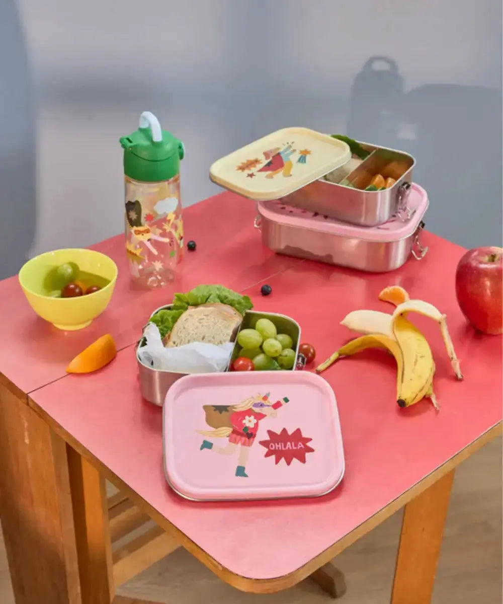 Gourde pour enfant Héros Vert posée sur une table colorée avec un goûter