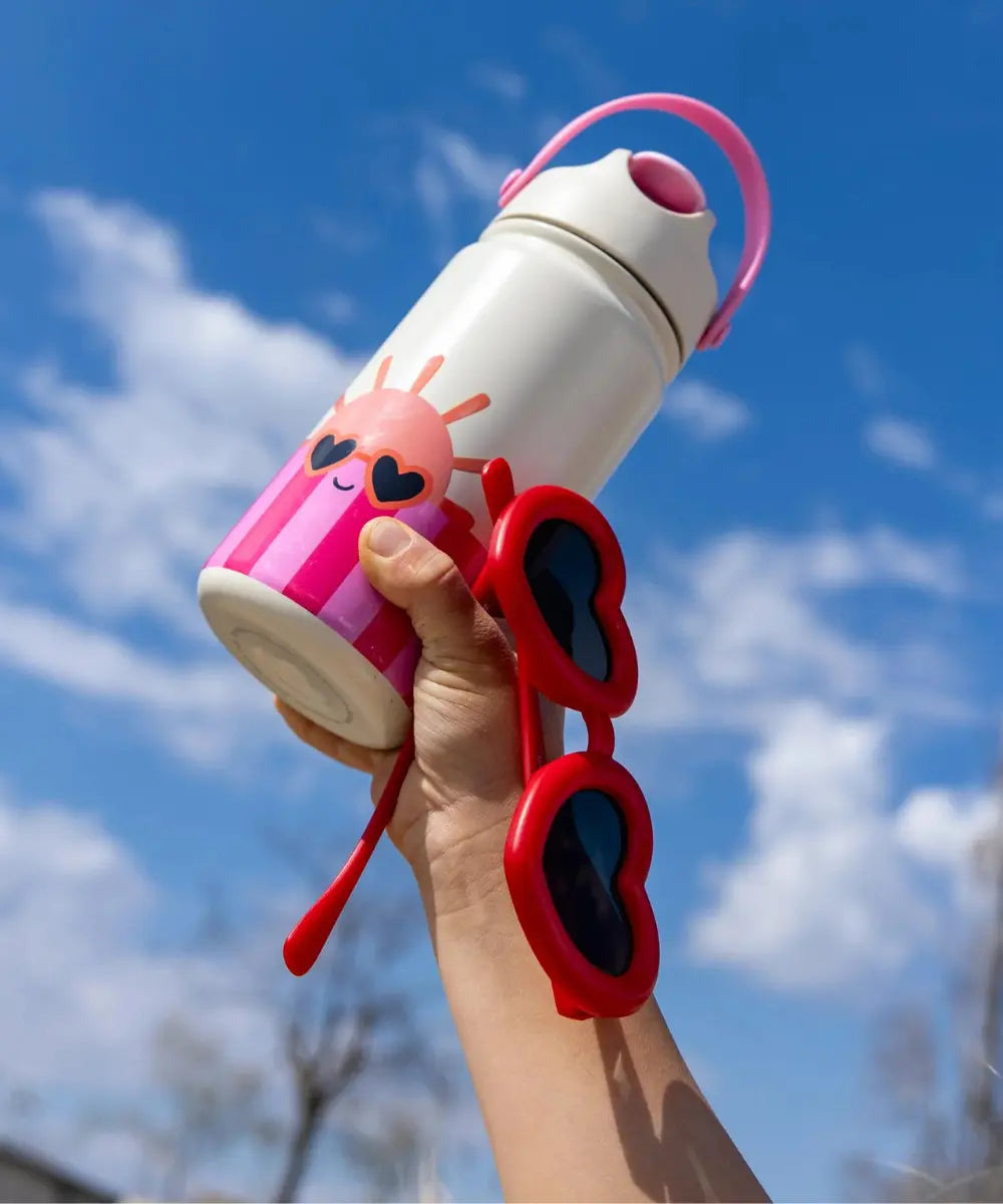 Gourde pour enfant en acier inoxydable et complètement isotherme de la marque Cotton Cloud - Dans les mains d'un enfant de 5 ans