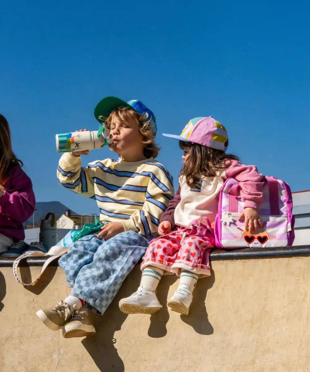 Enfant utilisant une gourde isotherme de la marque Cotton Cloud