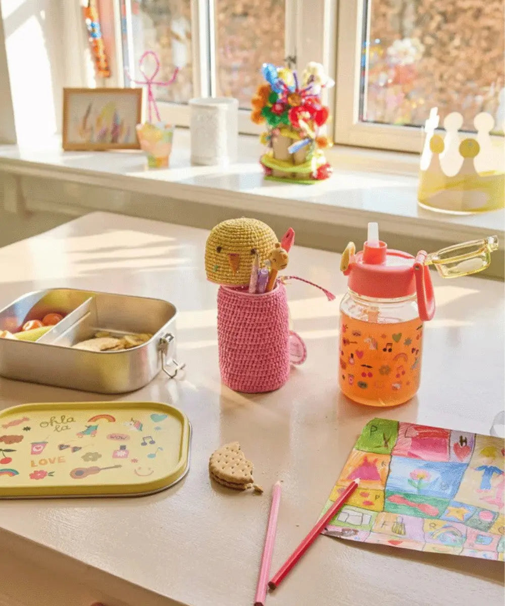 Gourde pour enfant Licornes de la marque Rice posée sur une table pendant le goûter d'un enfant