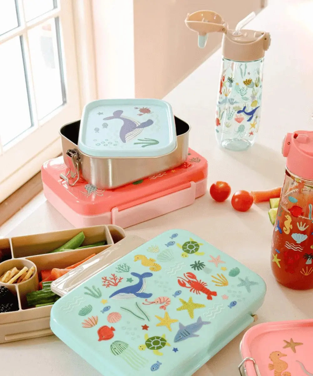Gourde pour enfants motif Océan Bleu de la marque Rice posée sur une table