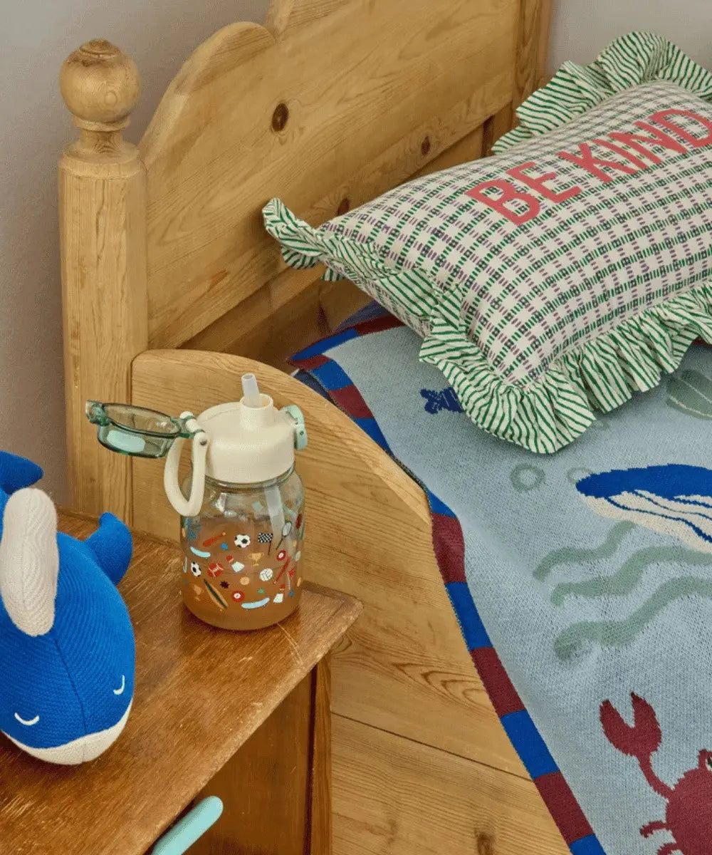 Gourde pour enfant motifs Sports de la marque Rice posée sur la table de chevet d'un enfant