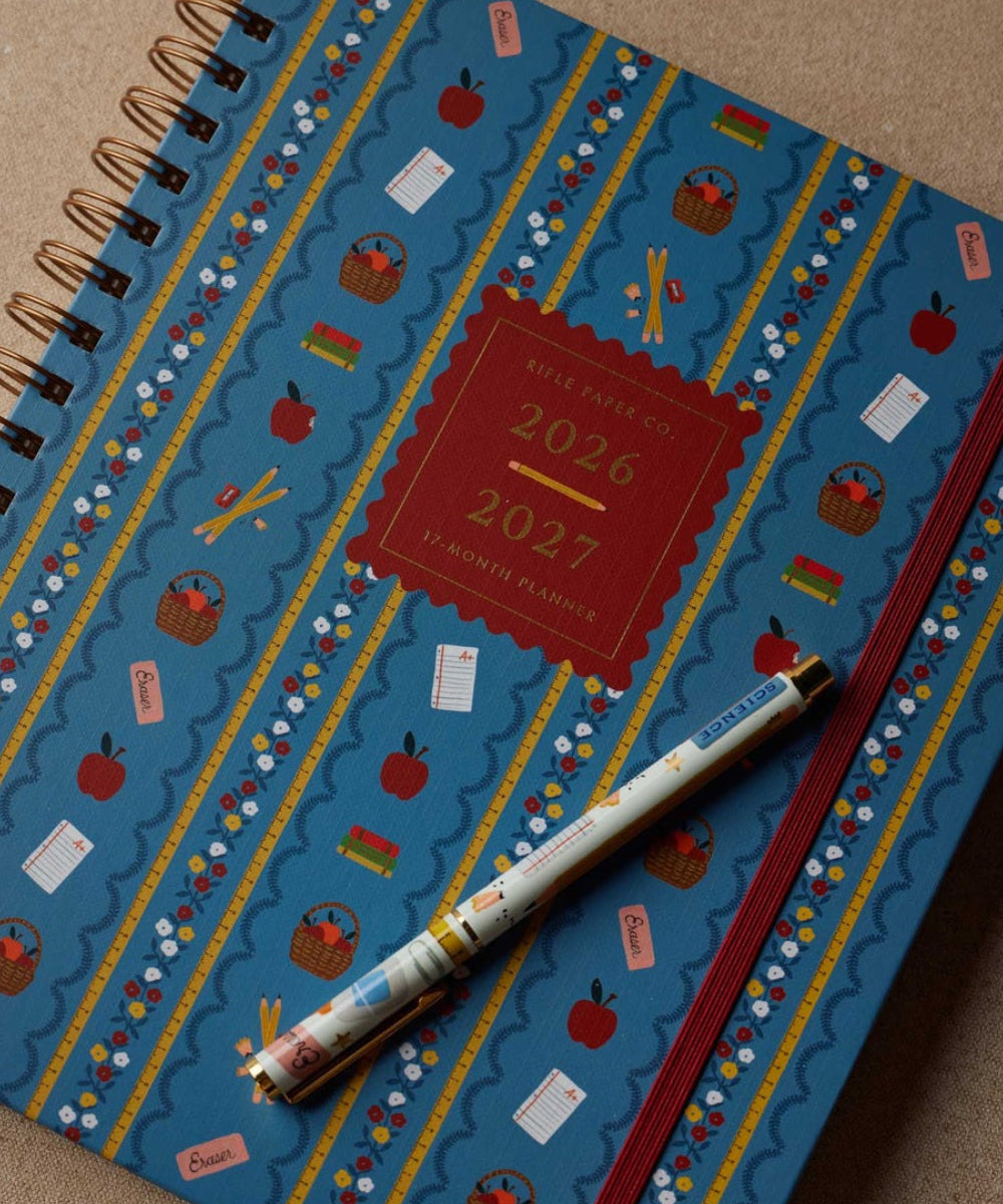 Agenda Schoolhouse 2026-2027 présenté sur un bureau