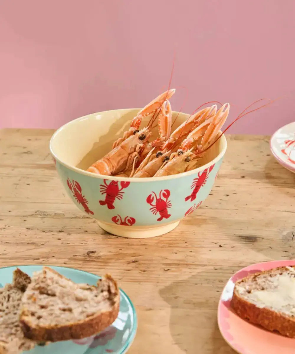 Grand bol en mélamine Homard de la marque Rice posé sur une table