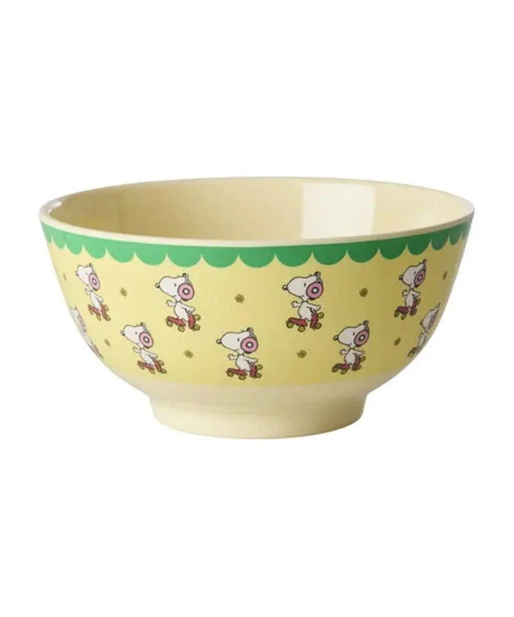 Grand bol en mélamine Snoopy jaune de Rice - 700 ml sur fond blanc