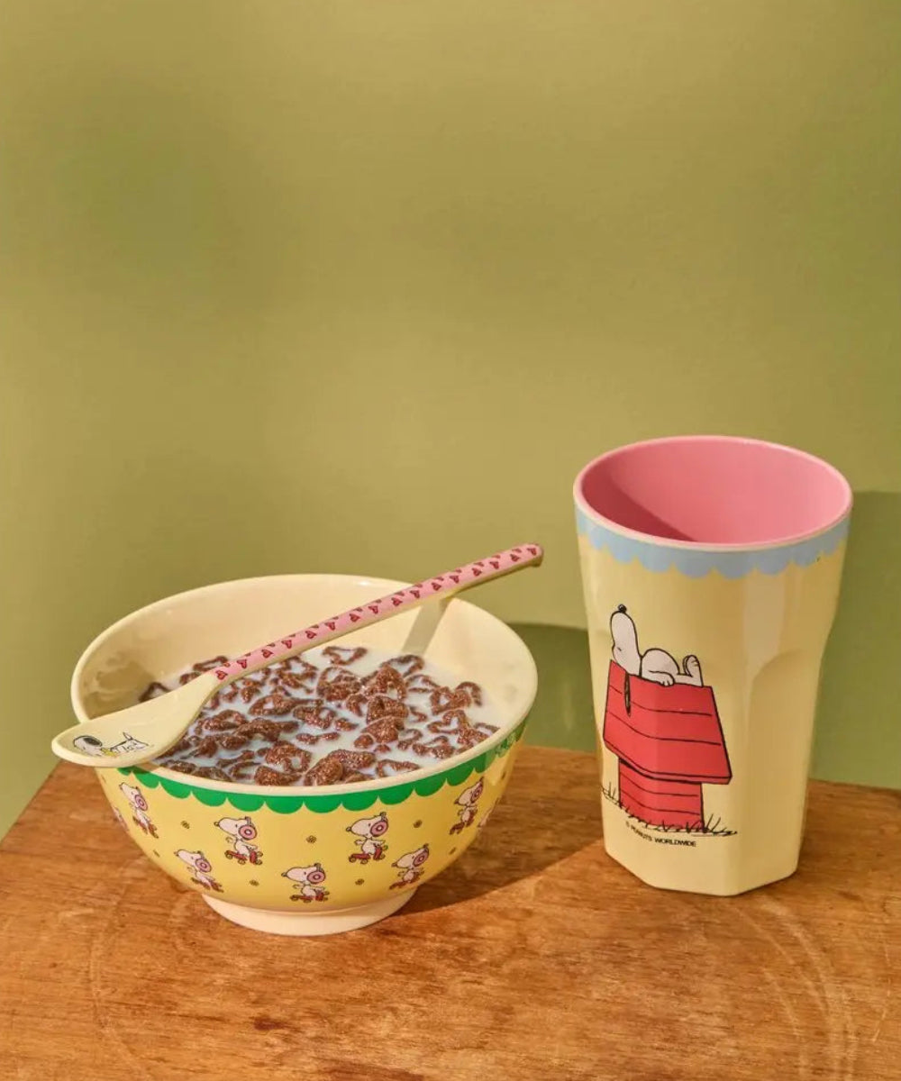 Grand bol en mélamine Rice Snoopy jaune posé sur une table avec gobelet rice et cuillère snoopy assortie