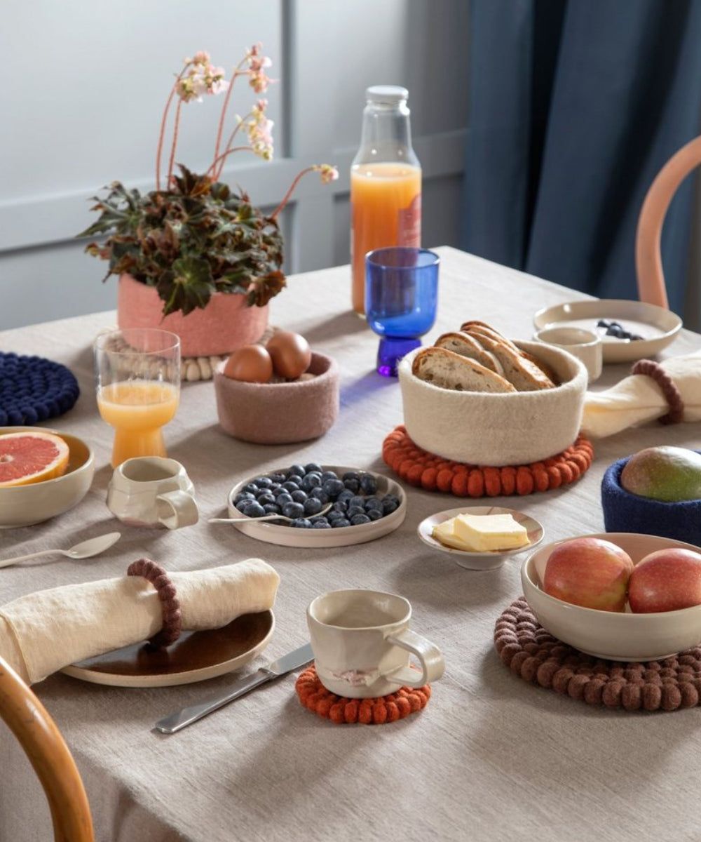 Gros plan en situation de Grand dessous de verre beige de la marque Gry & Sif