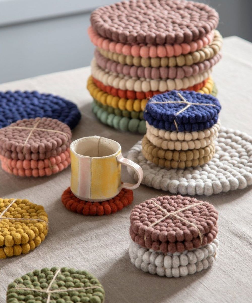 Gros plan en situation de Grand dessous de verre beige de la marque Gry & Sif