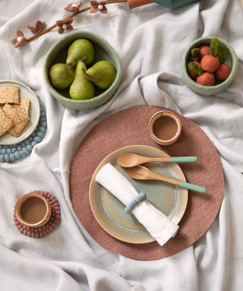 Gros plan en situation de Grand dessous de verre bleu clair de la marque Gry & Sif