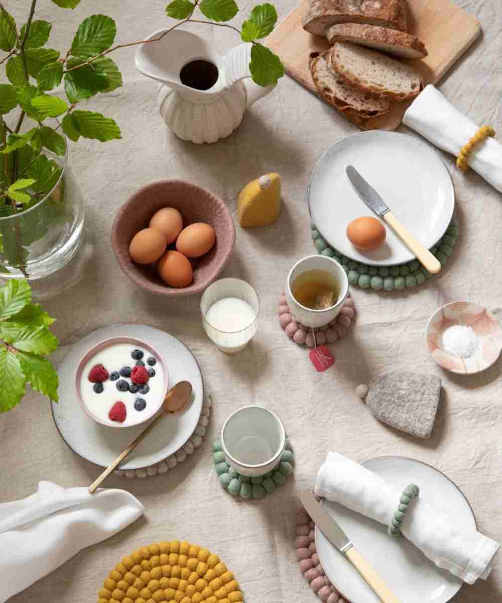 Gros plan en situation de Grand dessous de verre ocre de la marque Gry & Sif