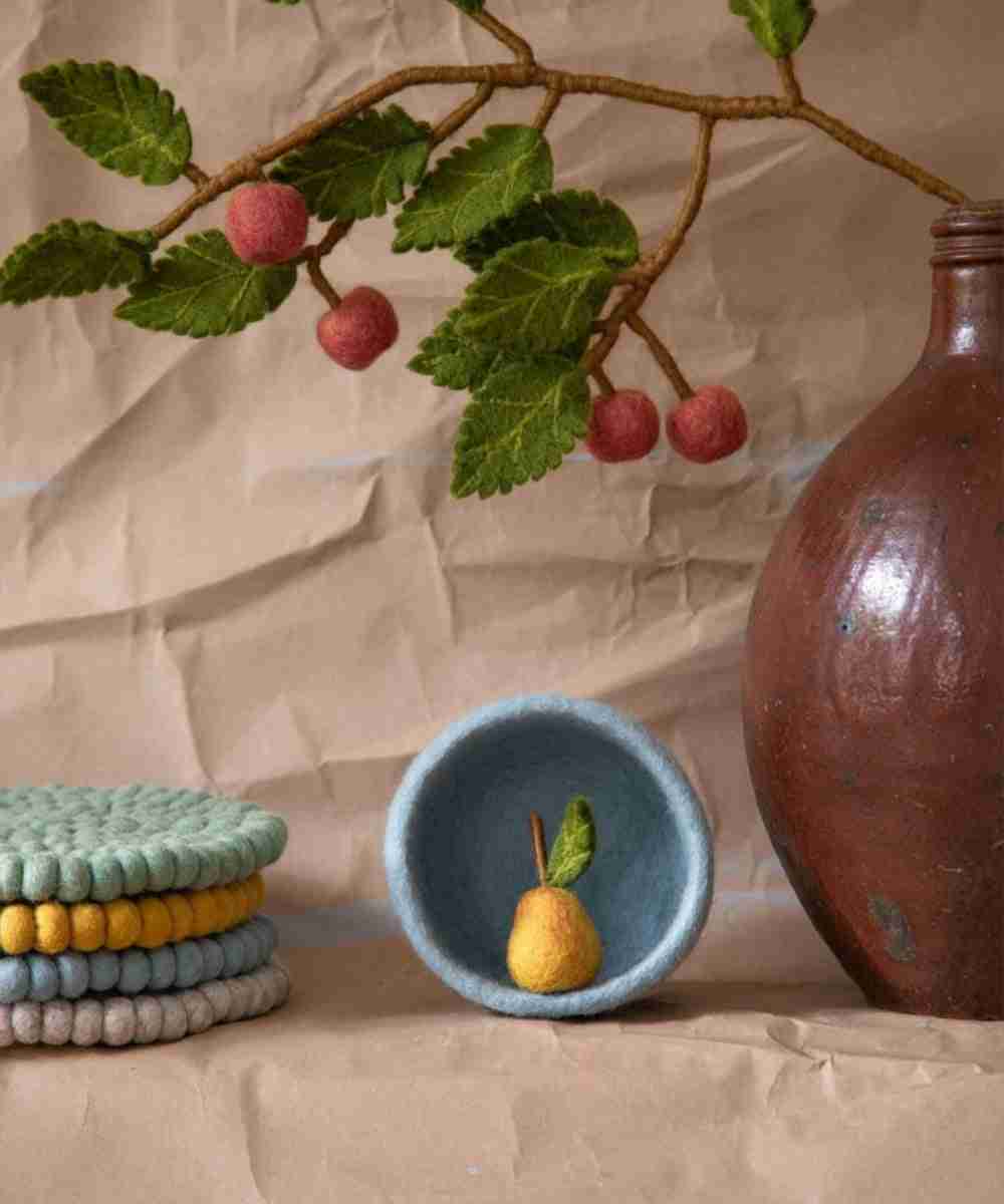 Gros plan en situation de Grand dessous de verre ocre de la marque Gry & Sif
