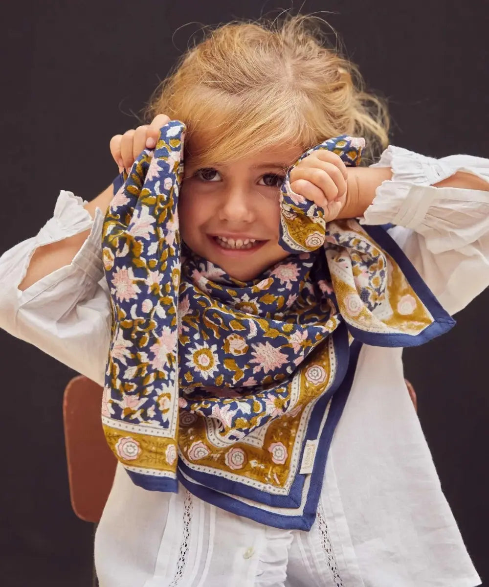 Grand Foulard Indien Azur Indigo de la marque Bonheur du Jour porté par une enfant