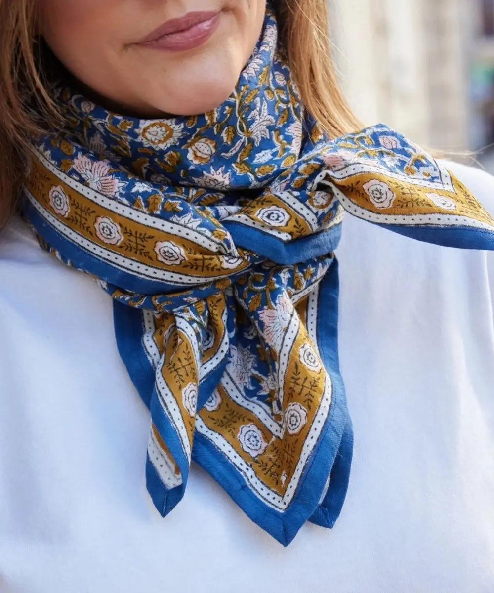 Grand Foulard Indien Azur Indigo de la marque Bonheur du Jour porté par une femme