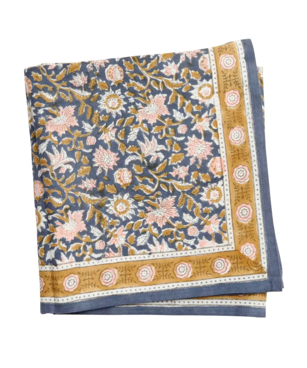 Grand Foulard Indien Azur Indigo de la marque Bonheur du Jour porté sur fond blanc