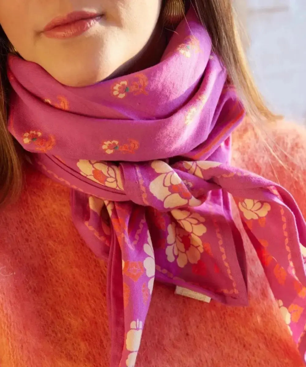 Photo portée du foulard indien Nur Camelia de Bonheur du Jour