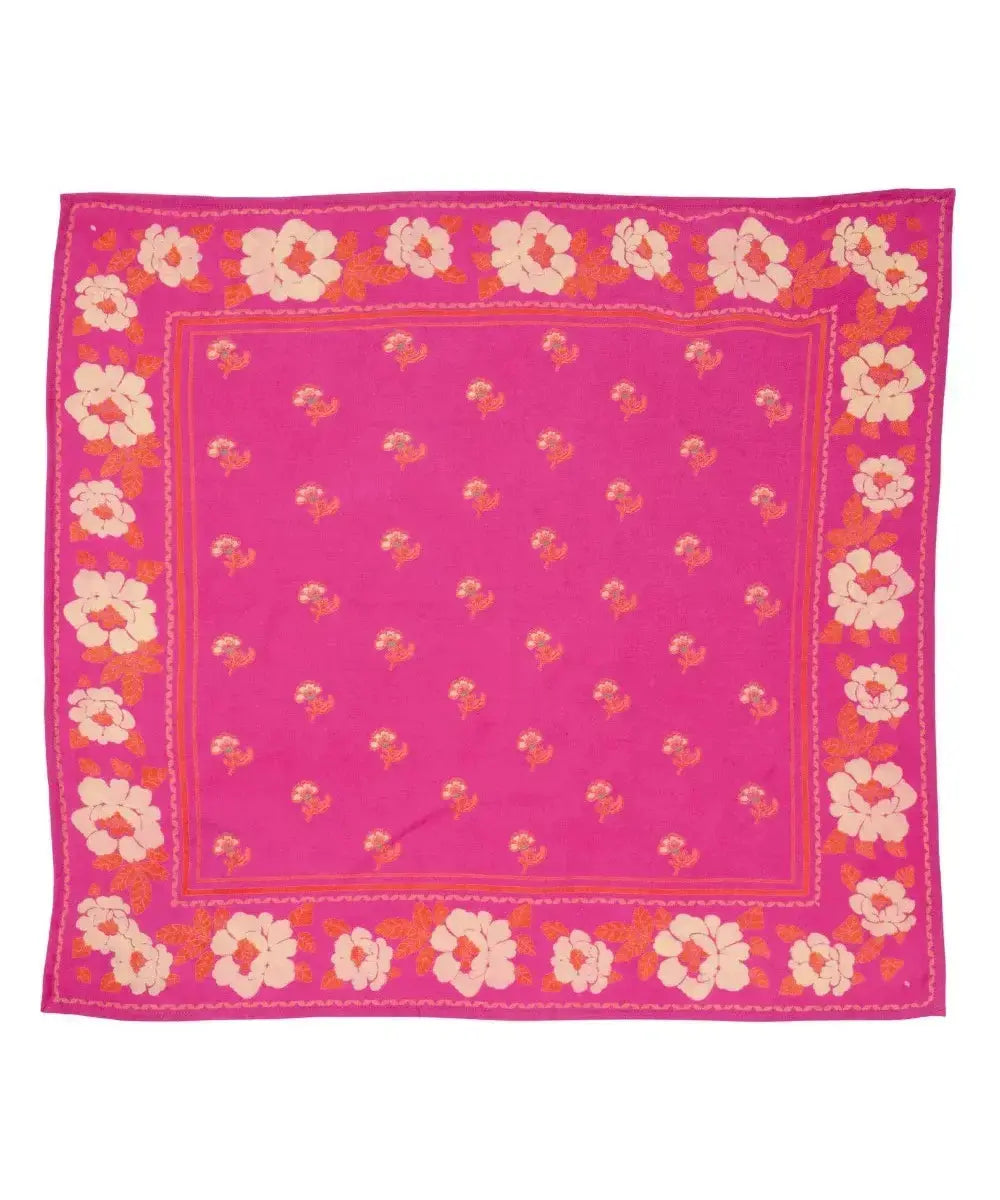 Photo des détails de l'imprimé floral du foulard Nur Camelia de Bonheur du Jour