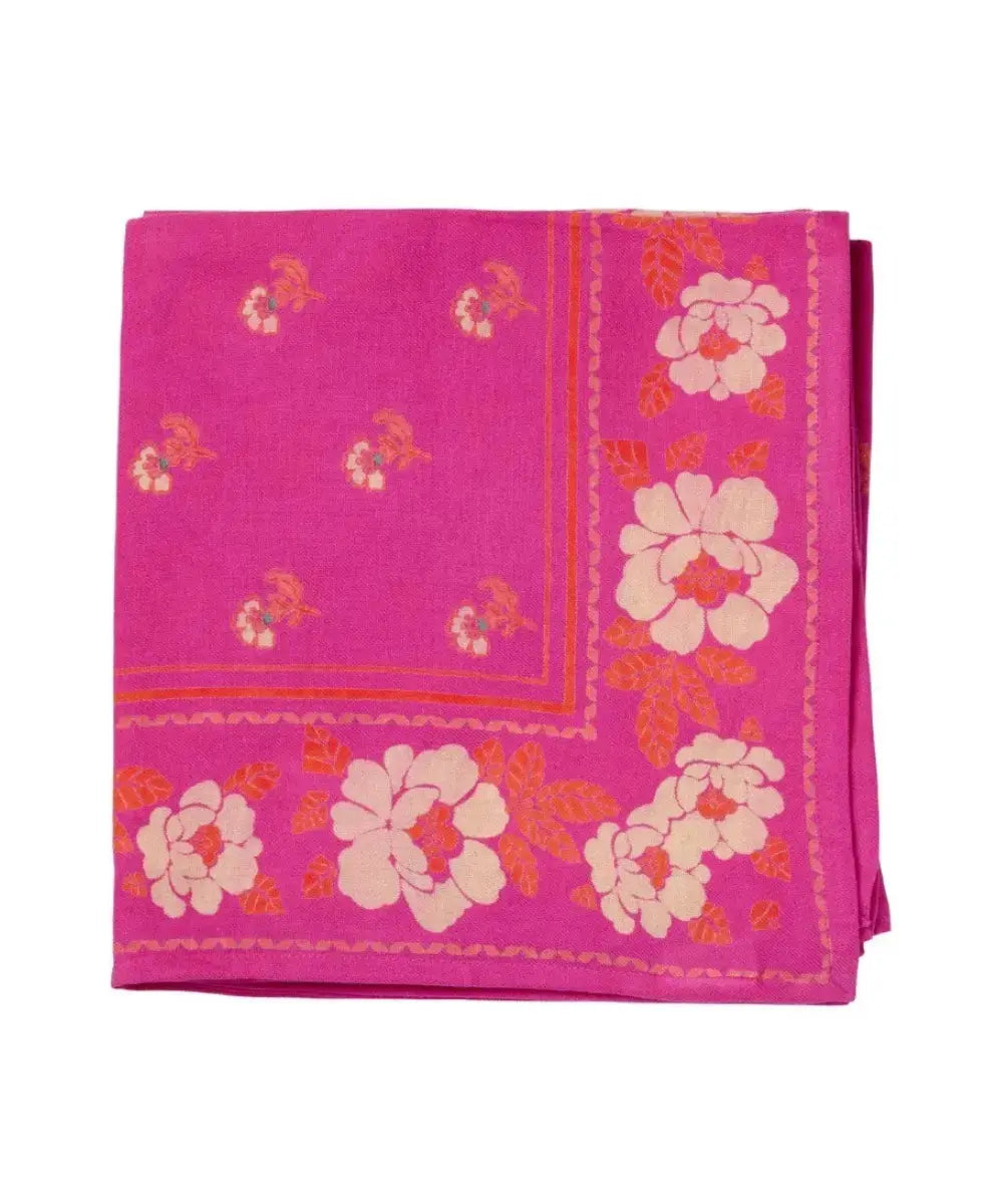Foulard indien Nur Camelia de Bonheur du Jour sur un fond blanc
