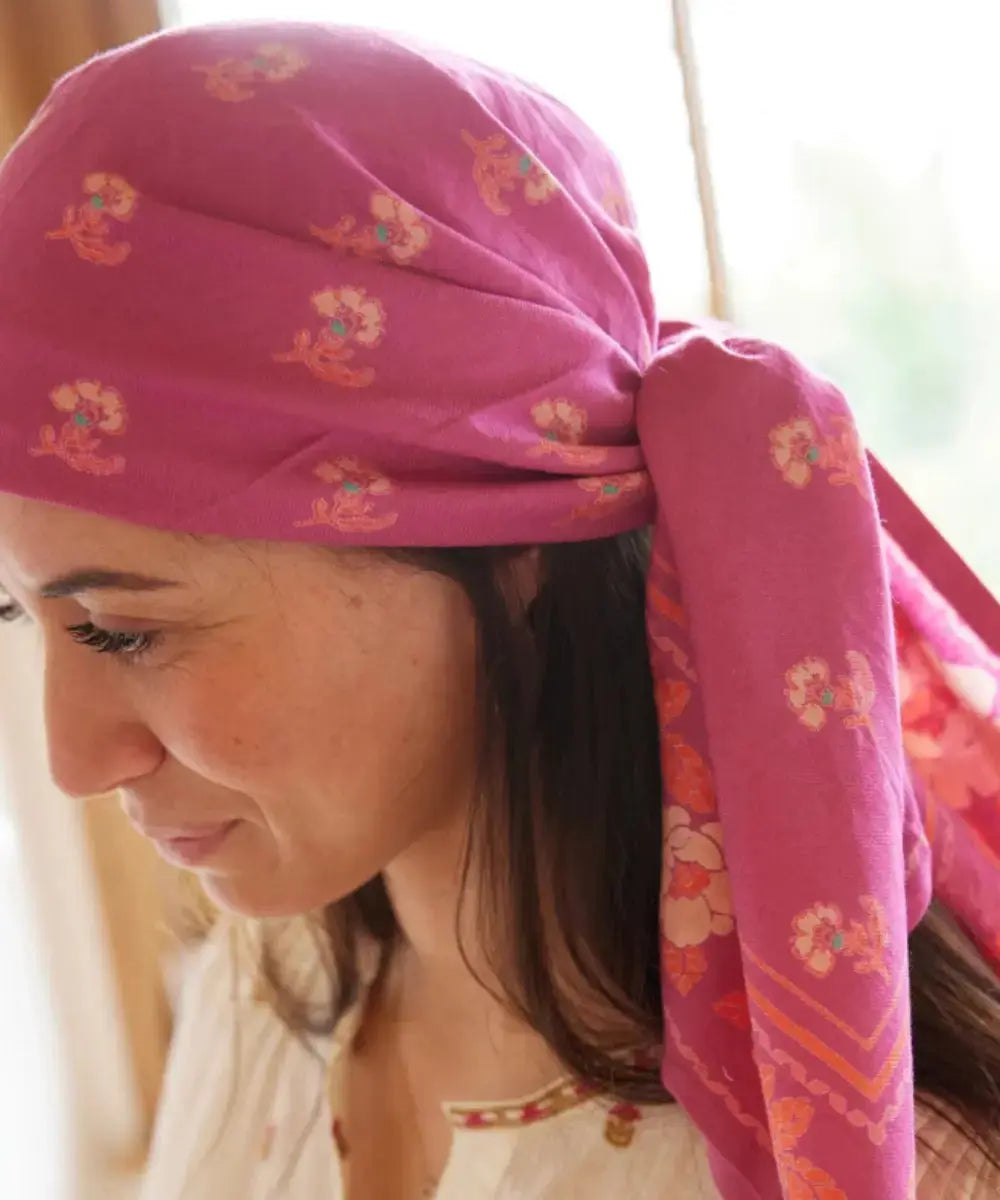 Foulard indien Nur Camelia porté dans les cheveux par une femme