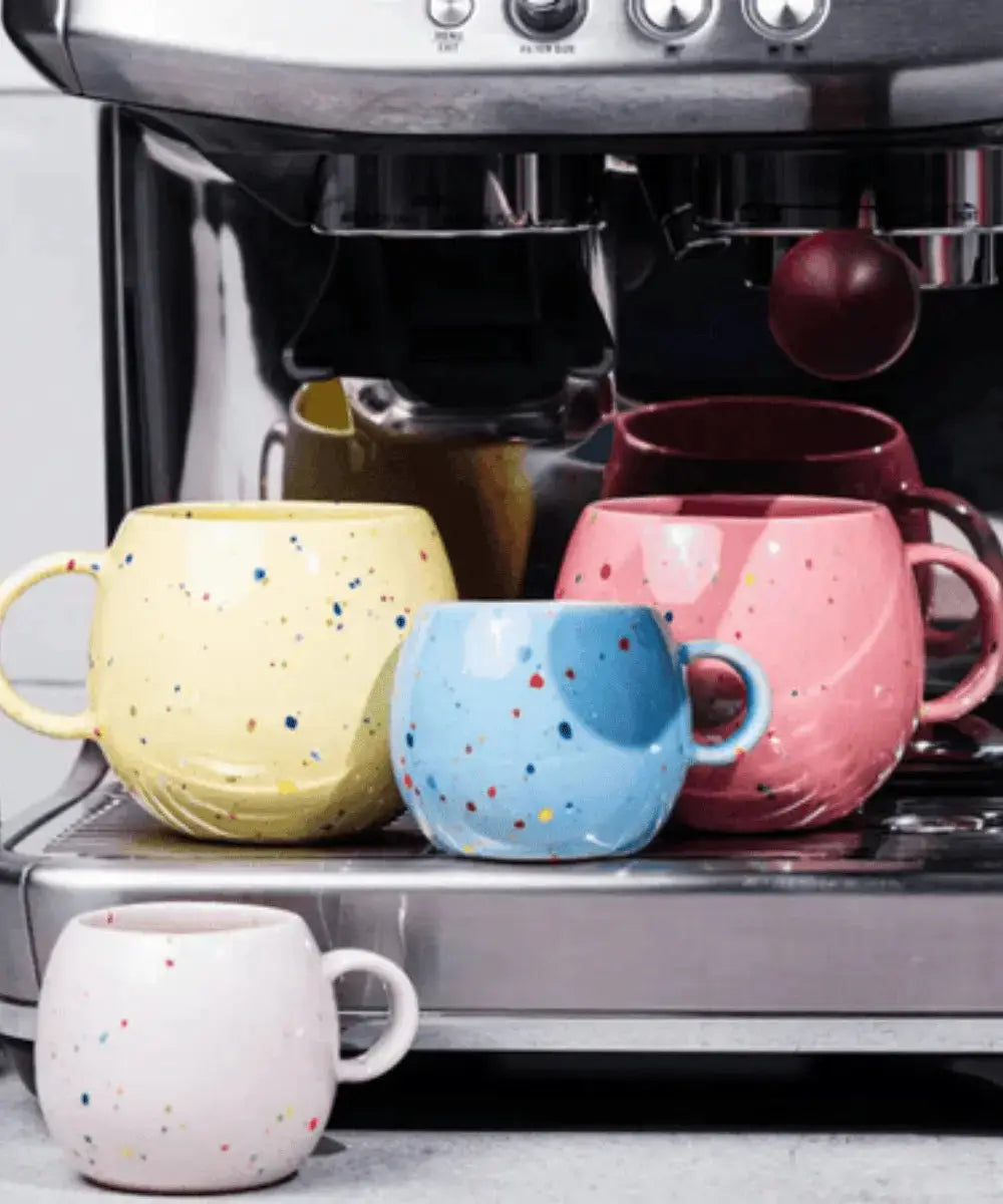 Vue du grand mug de 500 mL Ball jaune pastel