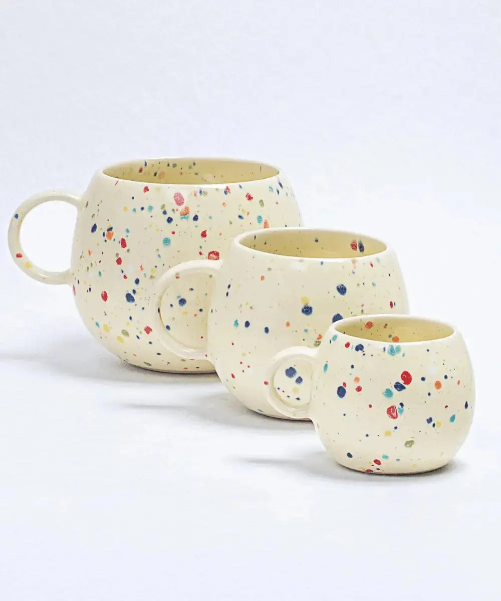 Vue des différentes tailles de mugs de la collection Party de Egg Back Home