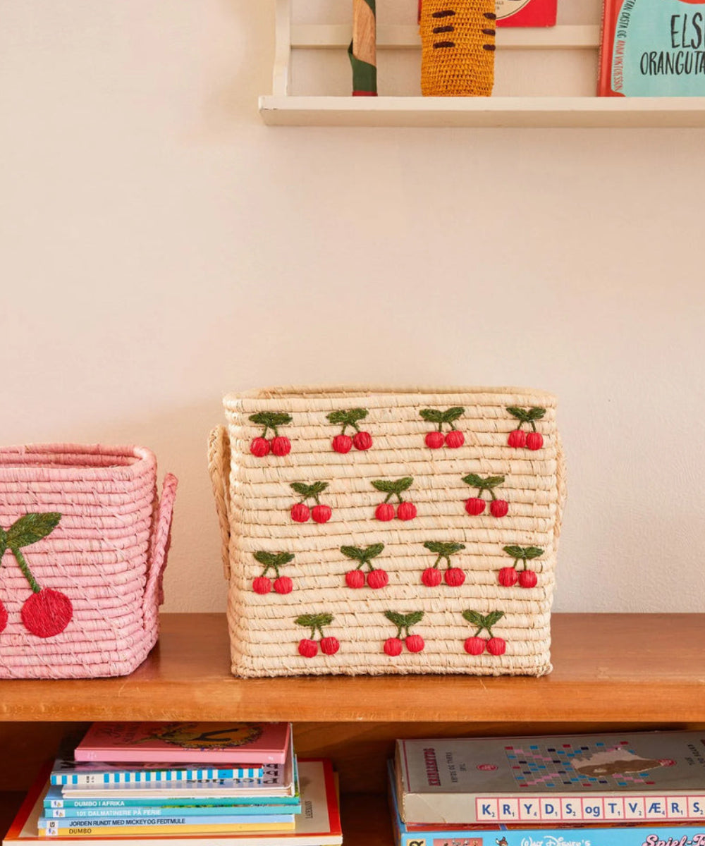 Grand panier carré en raphia Petites cerises de Rice en situation