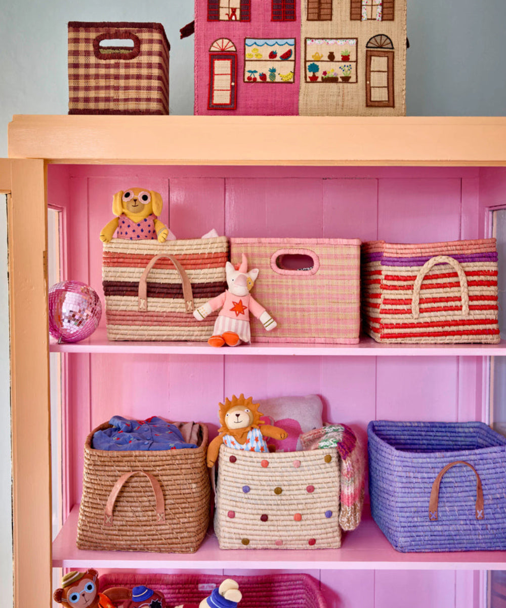 Grand panier carré en raphia Vichy rose de Rice en situation