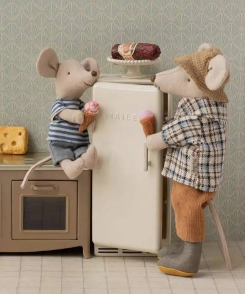 Grand père souris Maileg en situation dans une maison de poupées