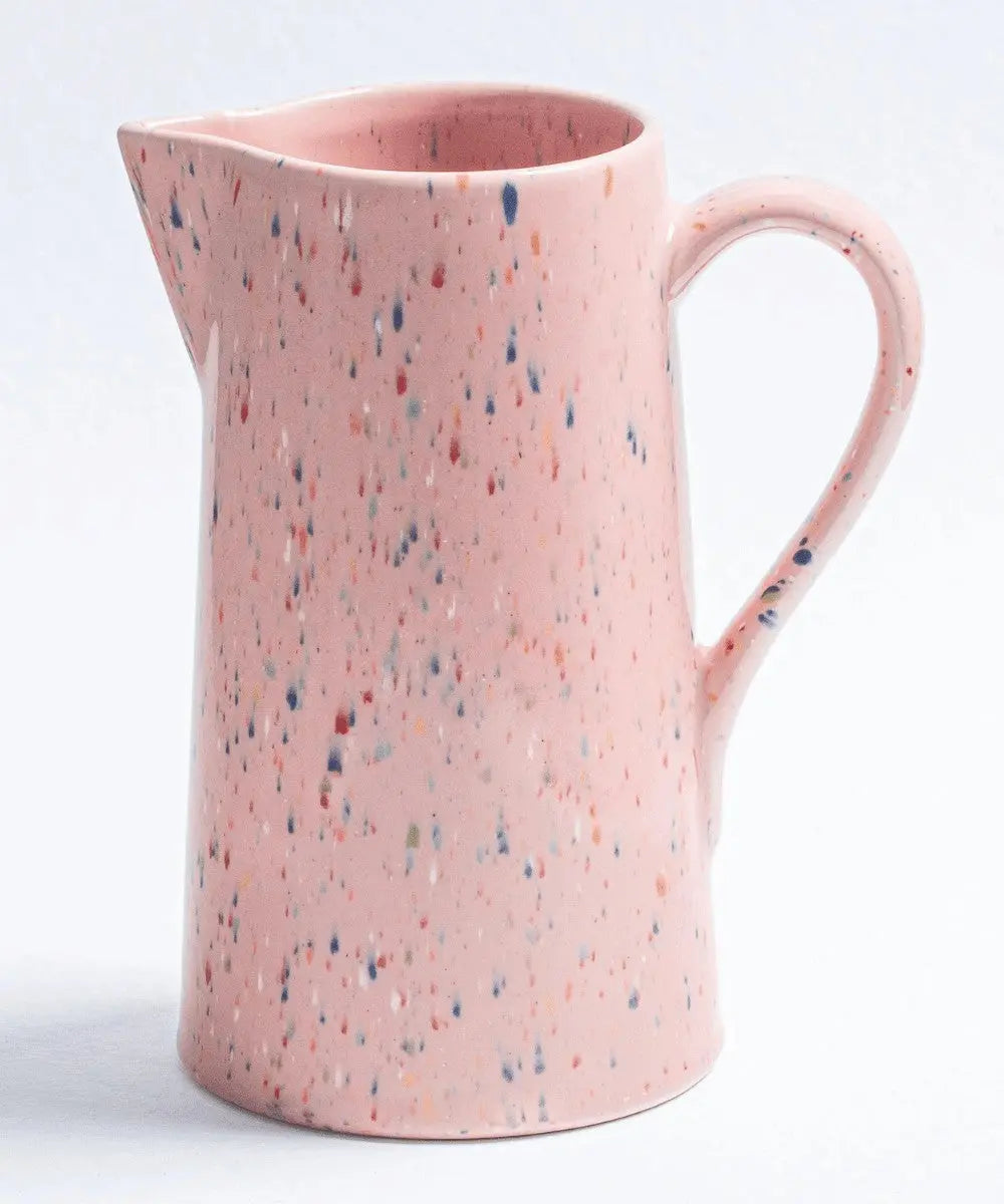 Grand Pichet New Party Rose de la marque Egg Back Home sur fond blanc