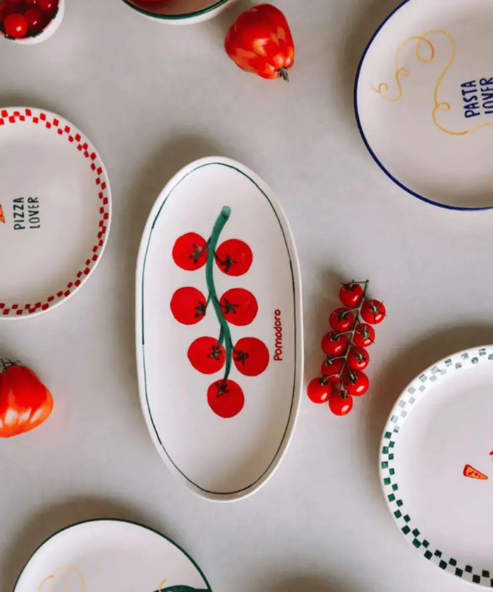 Vue du haut du plat de service Pomodoro d'Atelier Pistache sur une table colorée