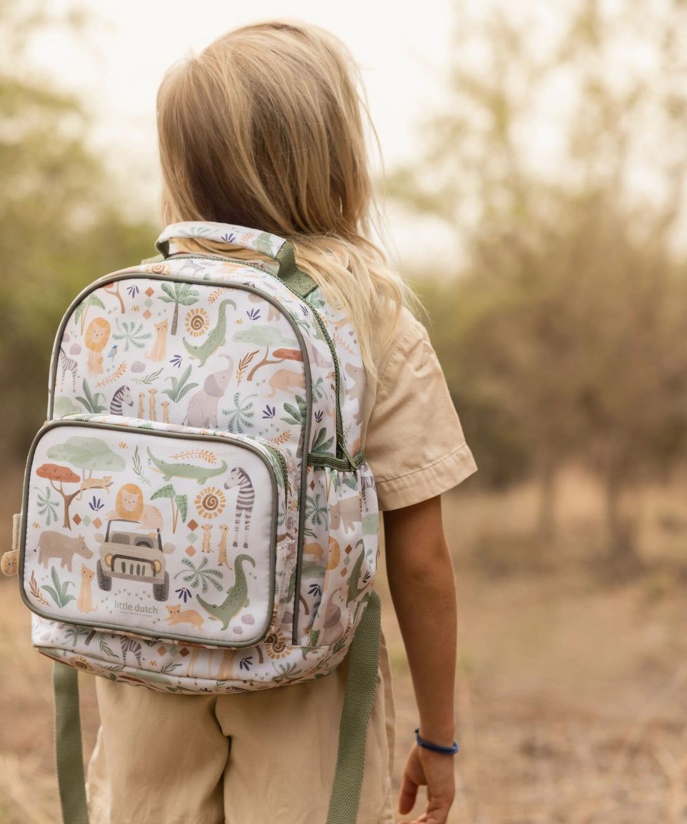 Enfant portant le sac à dos Safari Friends, vue de dos
