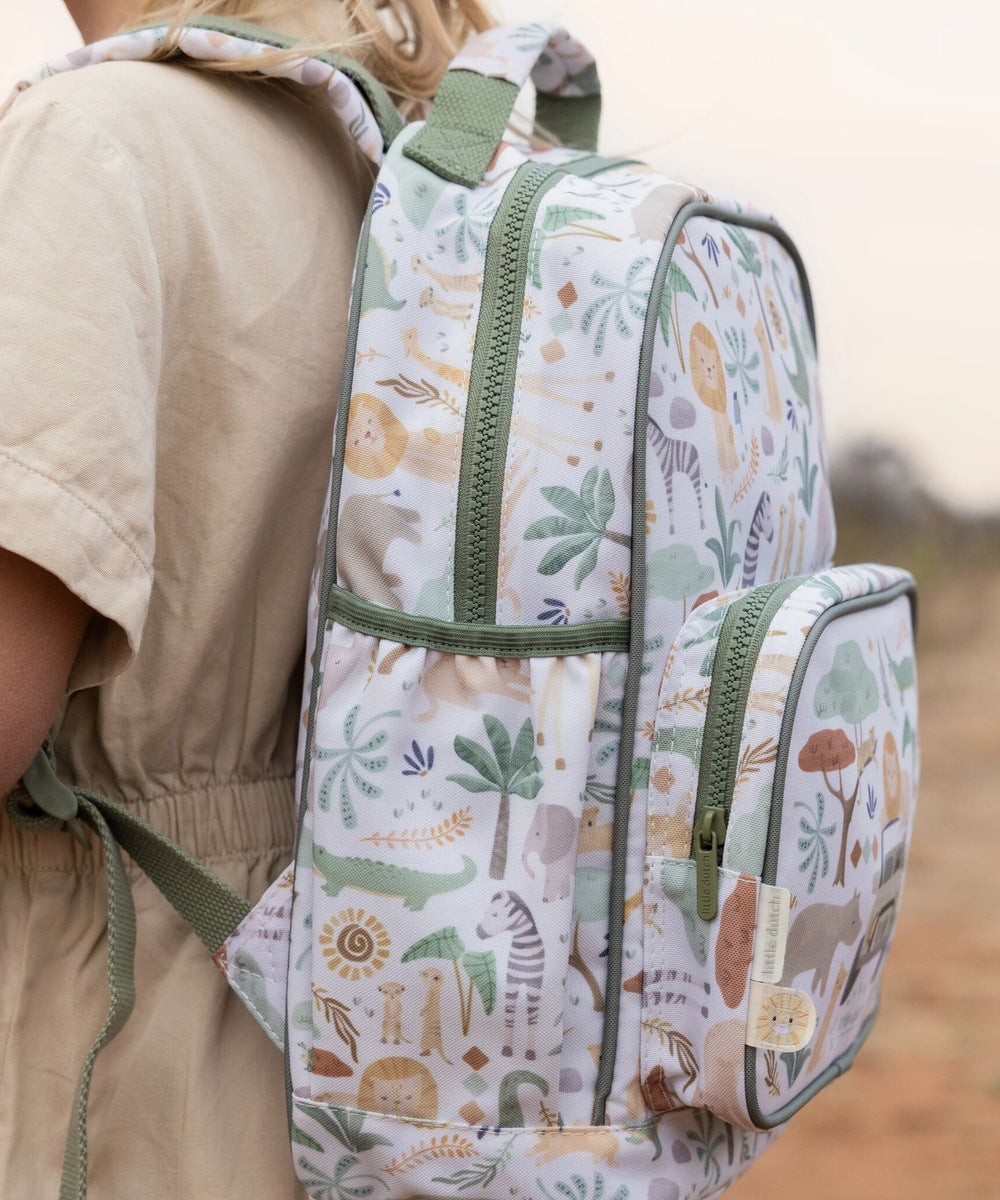 Détail des poches et de la fermeture du sac à dos Safari Friends porté