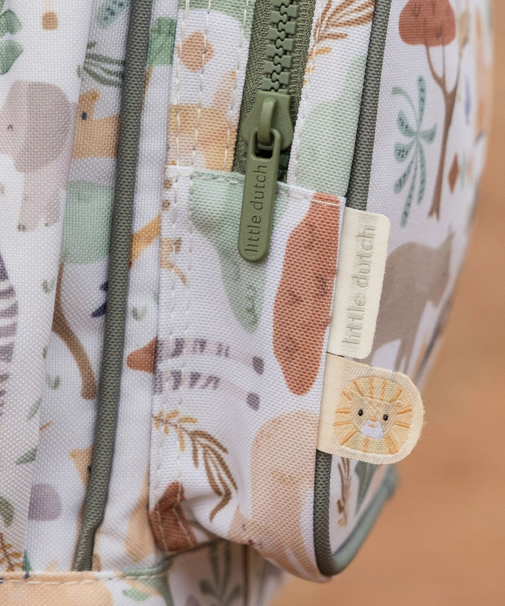 Gros plan sur le motif animaux Safari Friends et la fermeture du sac