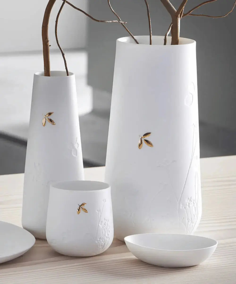 Vue des vases en porcelaine de la gamme Feuilles dorées de Räder
