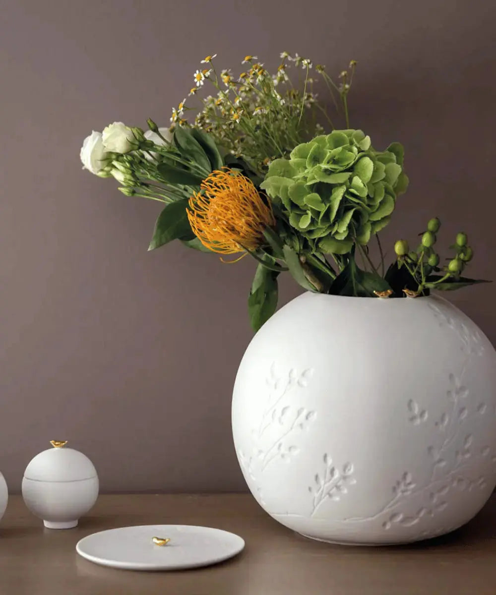 Photo du grand vase en céramique Feuillages et Oiseaux dorés de Räder posé sur une table