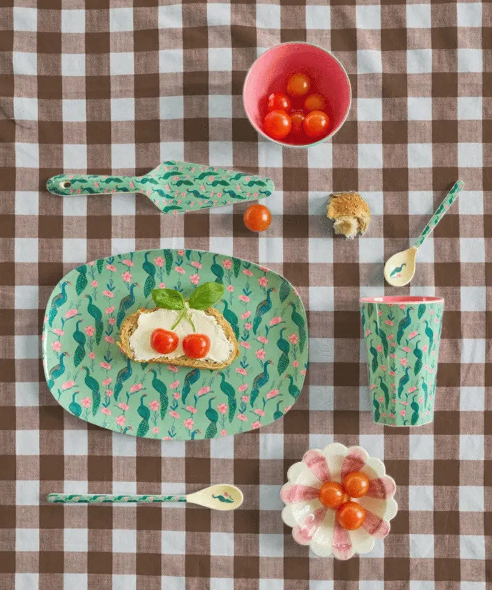 Table colorée avec la Grande Assiette en Mélamine Paons de Rice